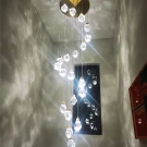 Высокая люстра для лестницы